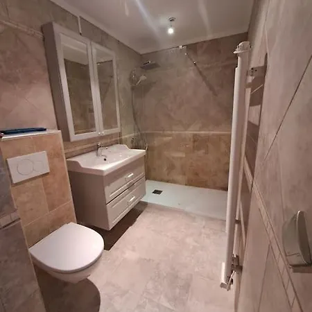 Maison Bord De - Piscine - *